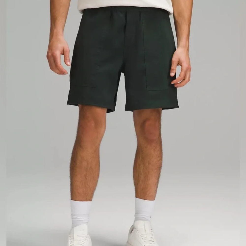 Lululemon Men’s Relaxed-Fit Pull-On Short 7" Light Woven EUC Size Small